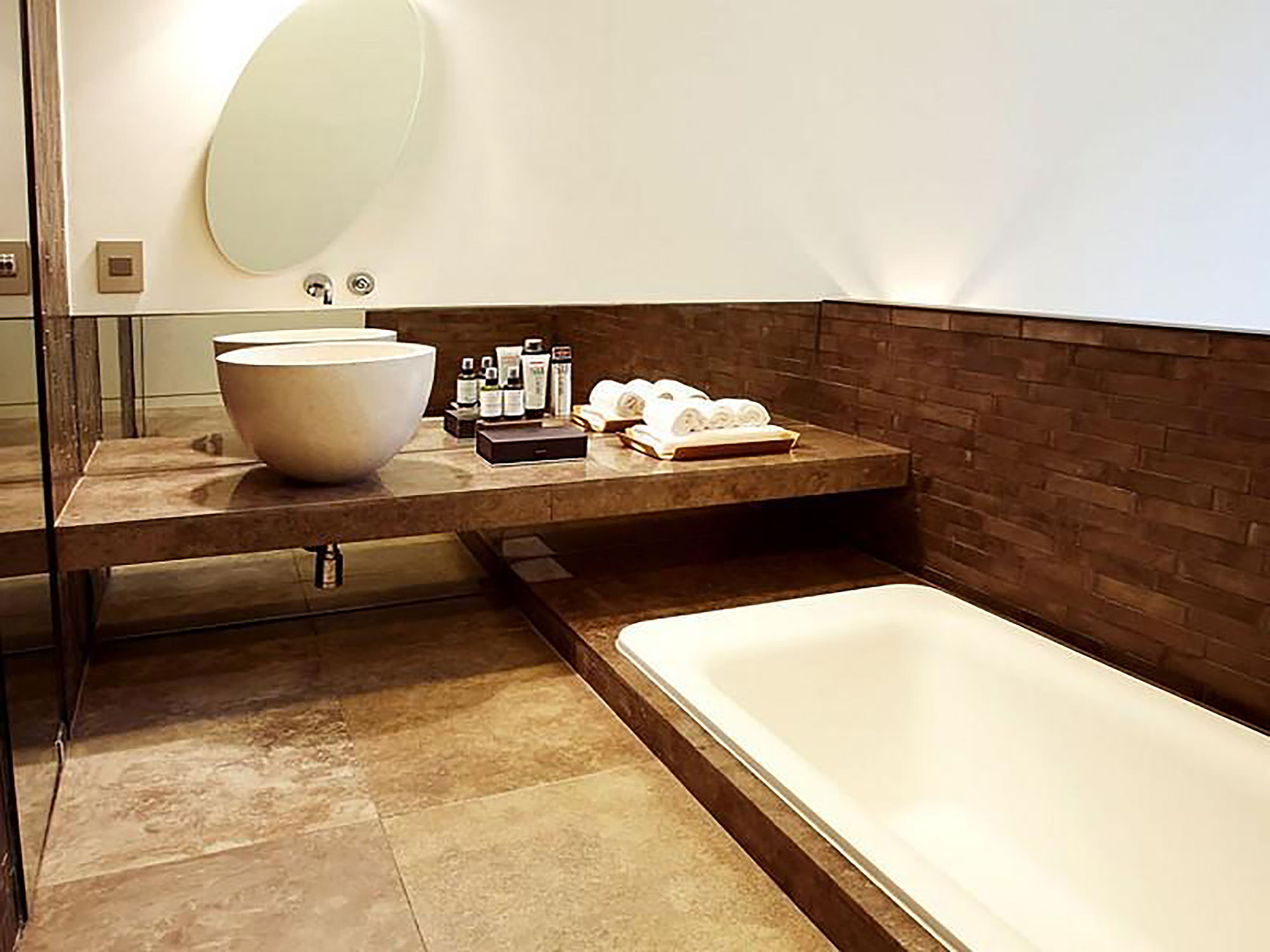 Js The Classic Hotel Osan Екстериор снимка
